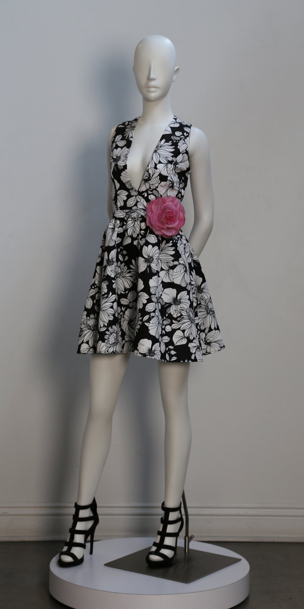 Contempo Female Fashion Mannequin w/Abstract Head CONT-F1B